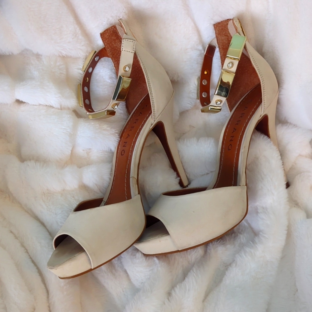 Lightly worn Carrano cream heels w/zip up ankle